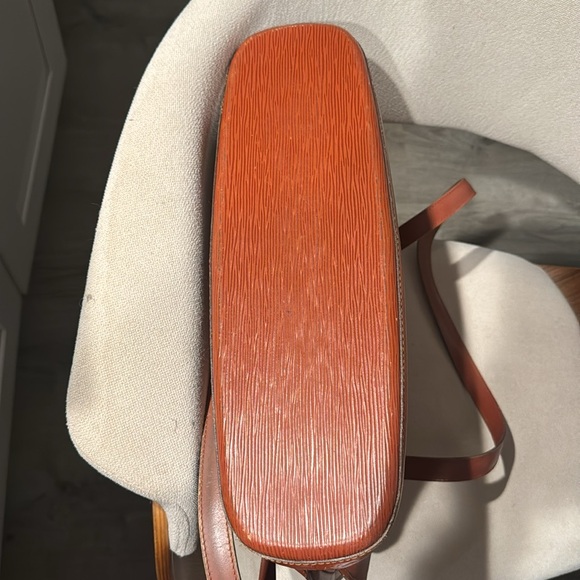 ON SALE‼️‼️‼️. Louis Vuitton Brown Epi Shoulder Bag🔥 Great big size. - Picture 8 of 11